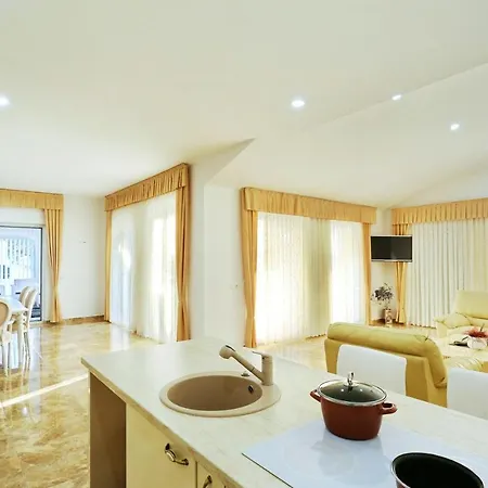Villa Ulica Prezida Xxii *